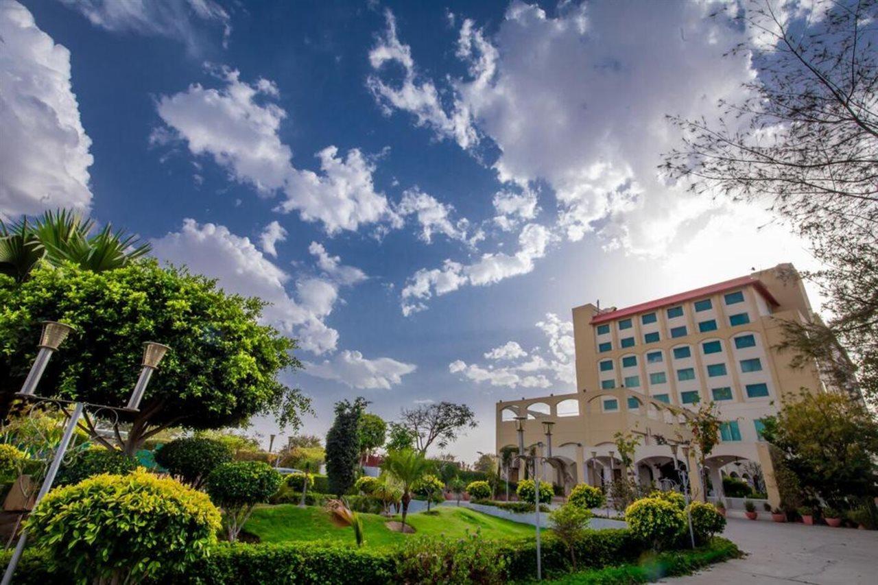Ramada By Wyndham Jaipur Jaisinghpura Hotel Exterior foto