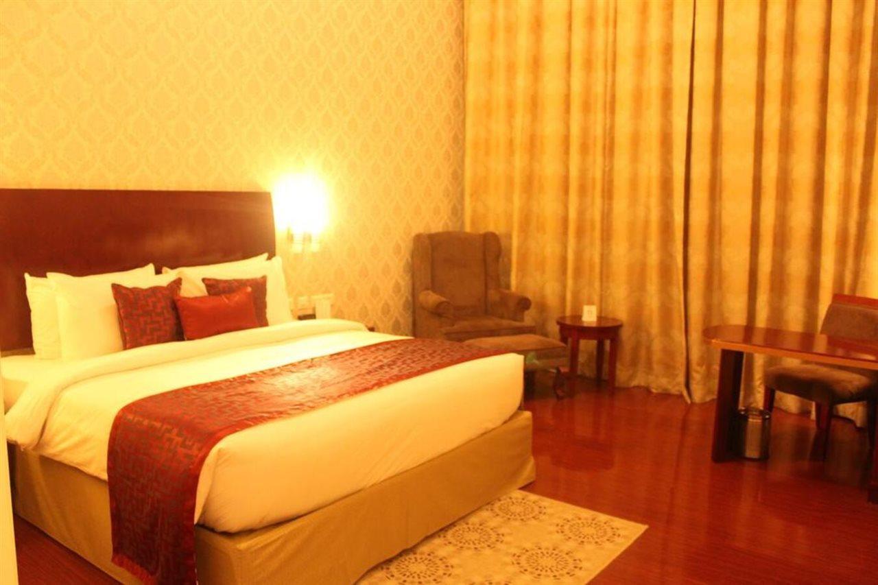 Ramada By Wyndham Jaipur Jaisinghpura Hotel Exterior foto