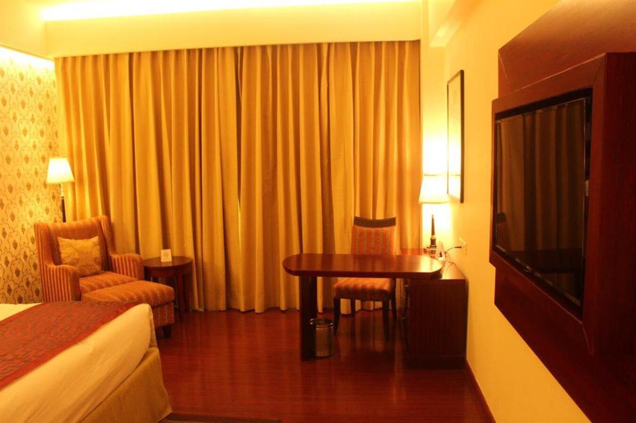 Ramada By Wyndham Jaipur Jaisinghpura Hotel Exterior foto