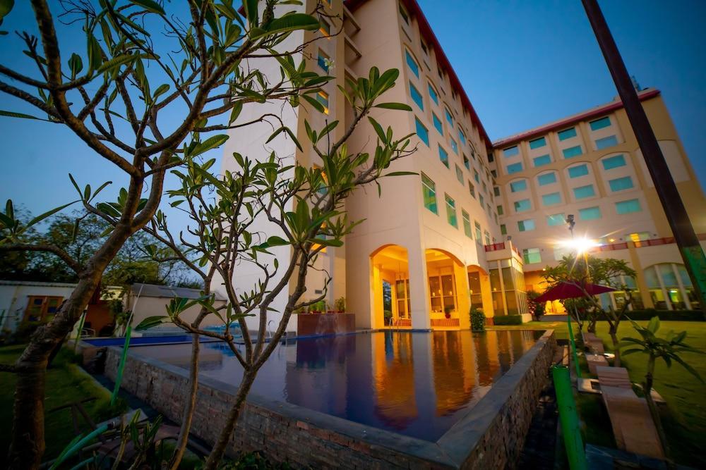 Ramada By Wyndham Jaipur Jaisinghpura Hotel Exterior foto