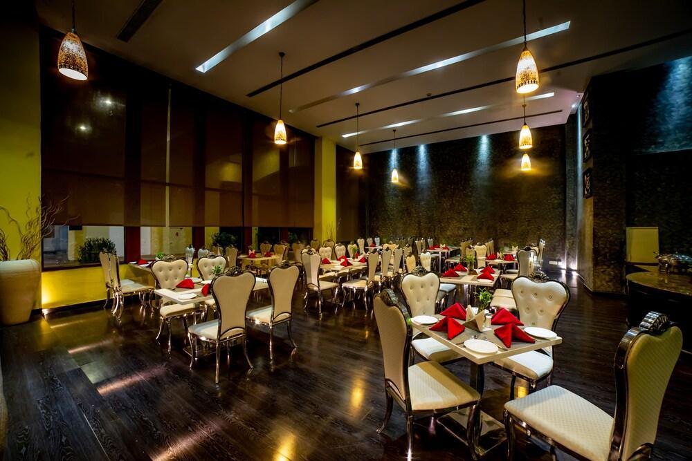 Ramada By Wyndham Jaipur Jaisinghpura Hotel Exterior foto