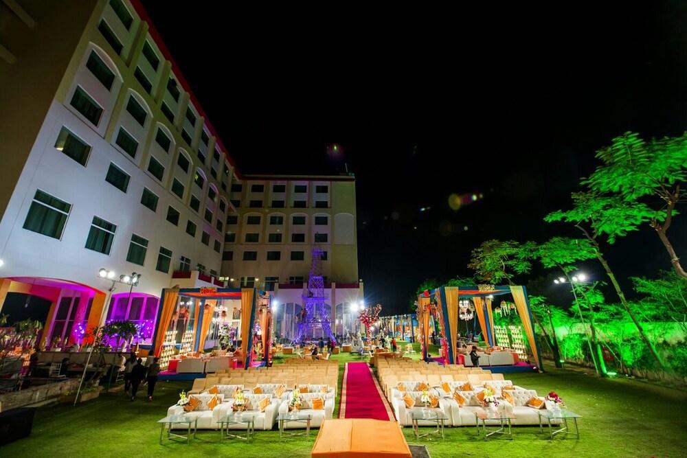 Ramada By Wyndham Jaipur Jaisinghpura Hotel Exterior foto