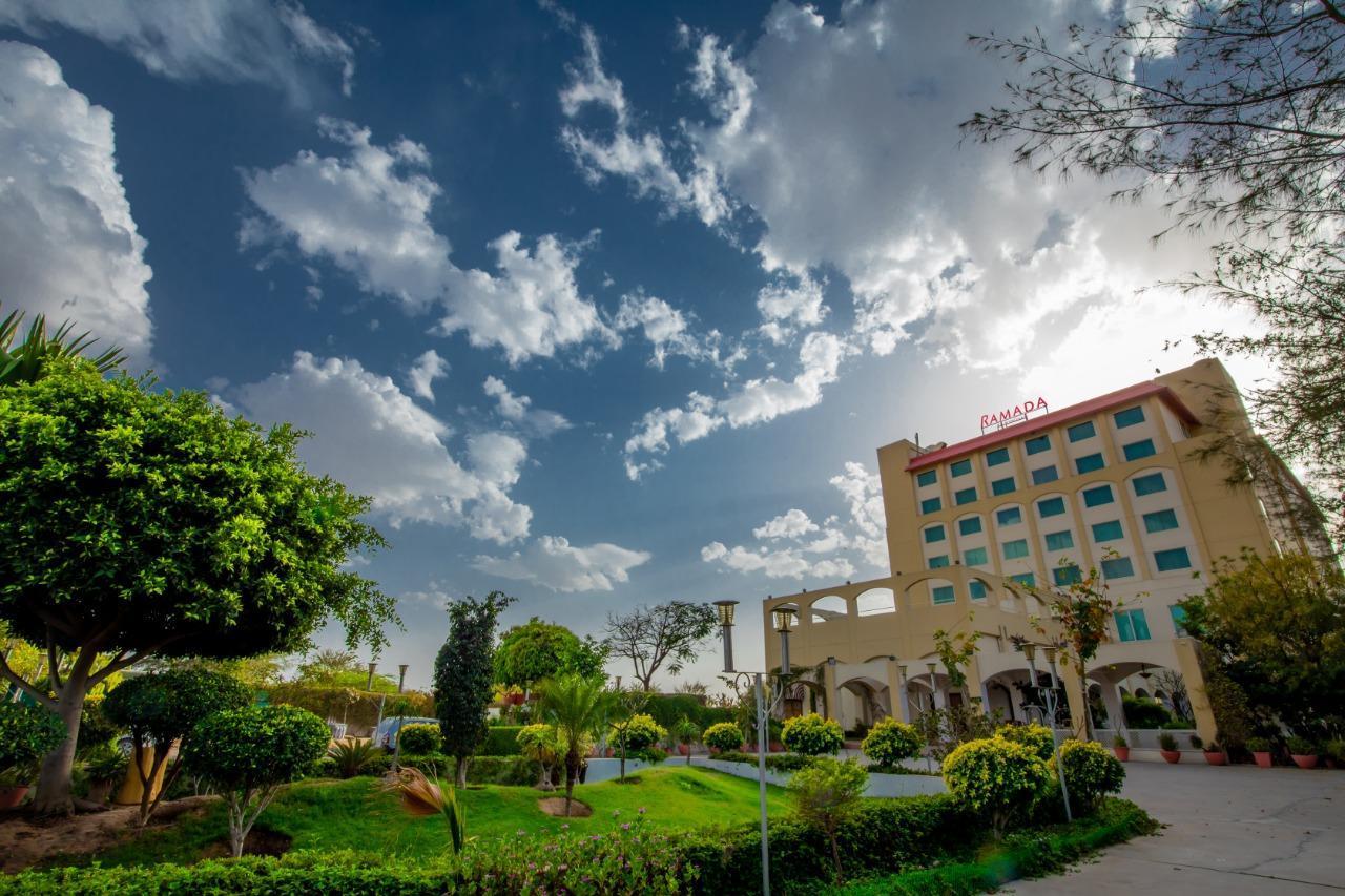 Ramada By Wyndham Jaipur Jaisinghpura Hotel Exterior foto