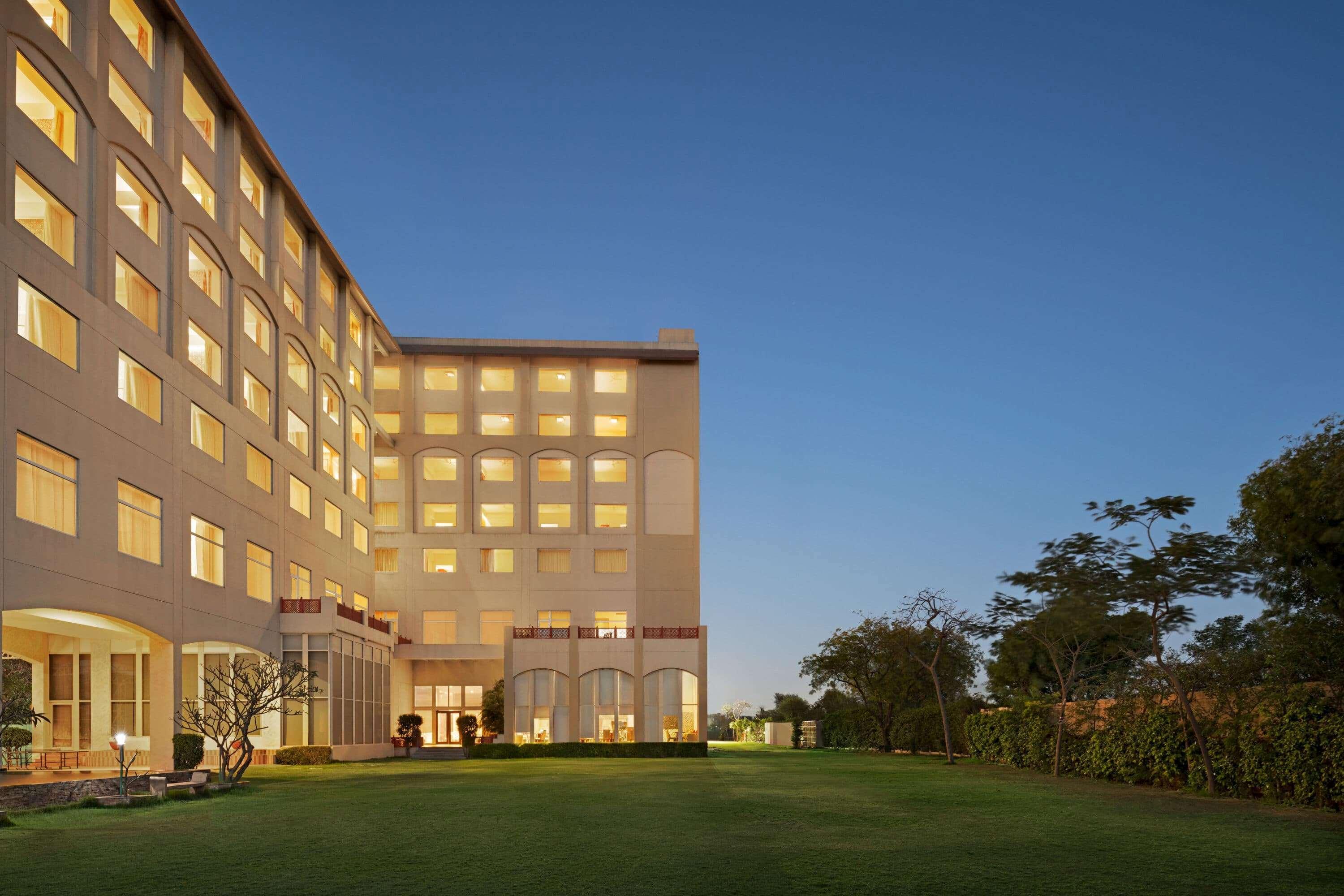 Ramada By Wyndham Jaipur Jaisinghpura Hotel Exterior foto