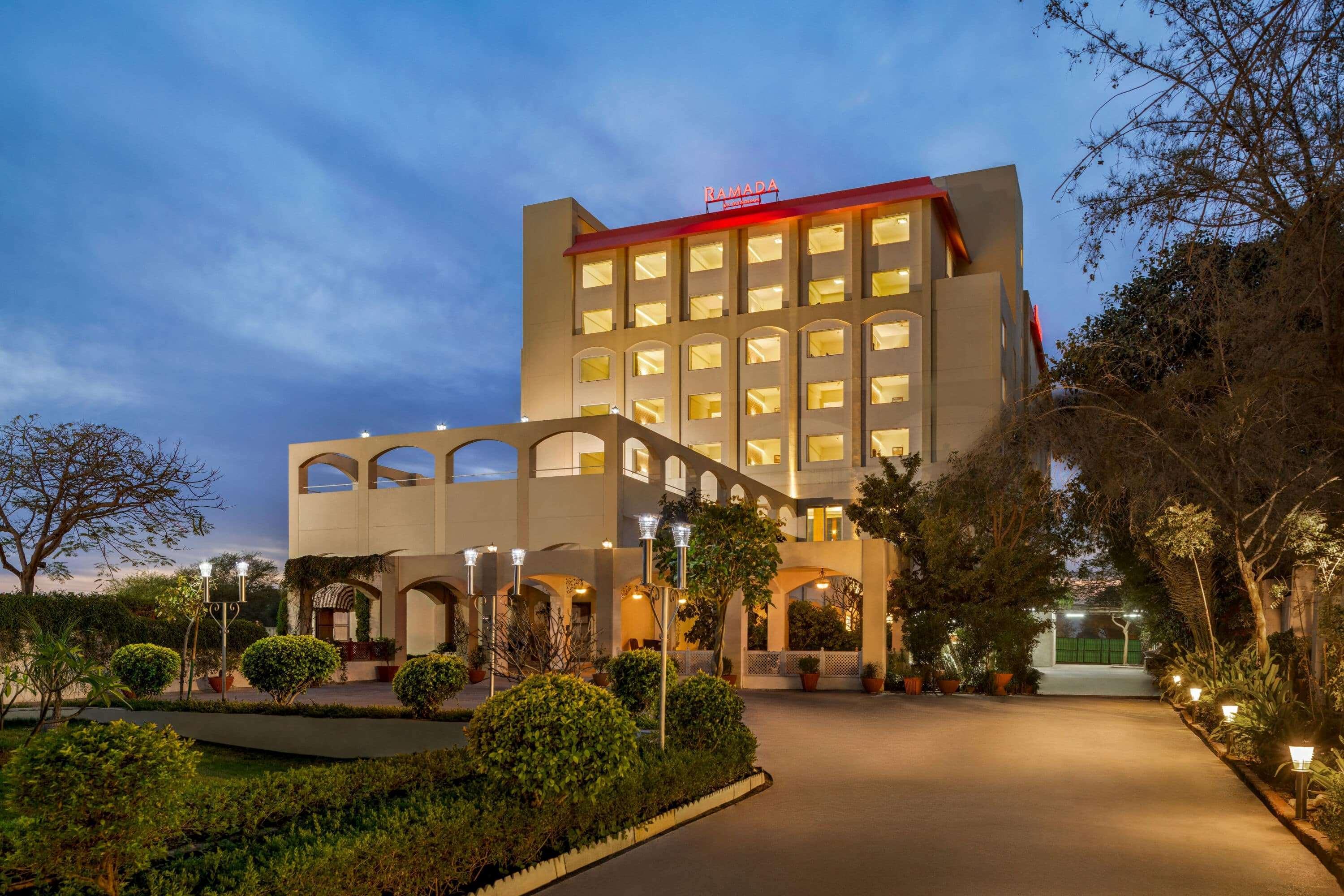 Ramada By Wyndham Jaipur Jaisinghpura Hotel Exterior foto