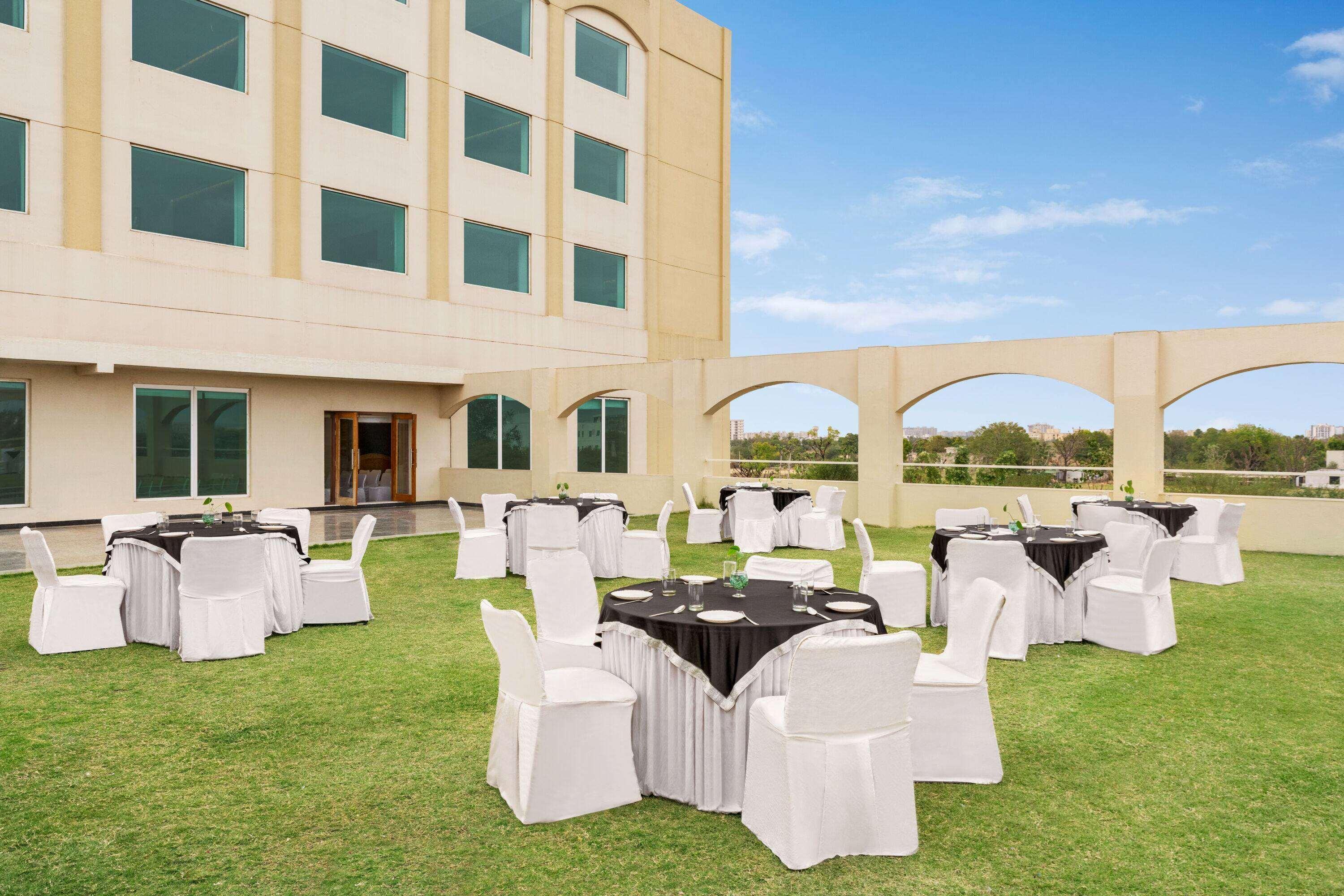 Ramada By Wyndham Jaipur Jaisinghpura Hotel Exterior foto